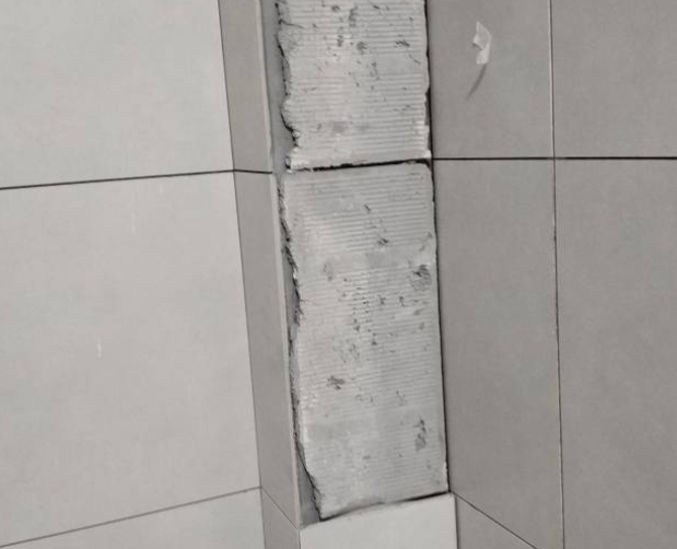 宿豫瓷砖空鼓维修公司分享下瓷砖施工前基层浇水润湿程度不足，可能导致以下问题